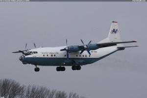 AN-12 Aerovis Airlines přistává na LKPD