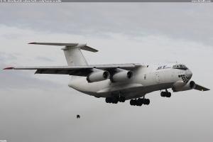 IL-76, obrovský pták v plném laufu a malý havran na úniku