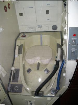 NASA séria a WC v raketopláne.