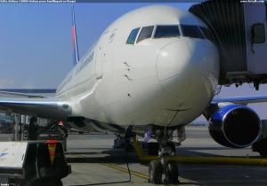 Delta Airlines N186DN během práce handlingářů na Ruzyni