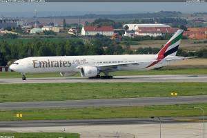Boeing 777-300 Emirates - A6-EBE na odletu