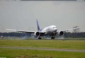 LAN Boeing 777-F6N landing at the 'Polderbaan'