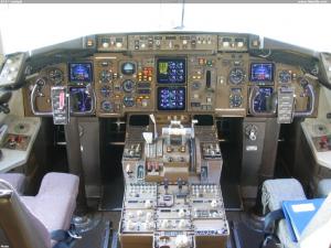 B757 cockpit