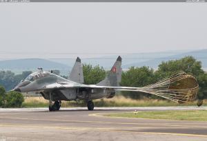 MiG-29 - rolovanie s padákom